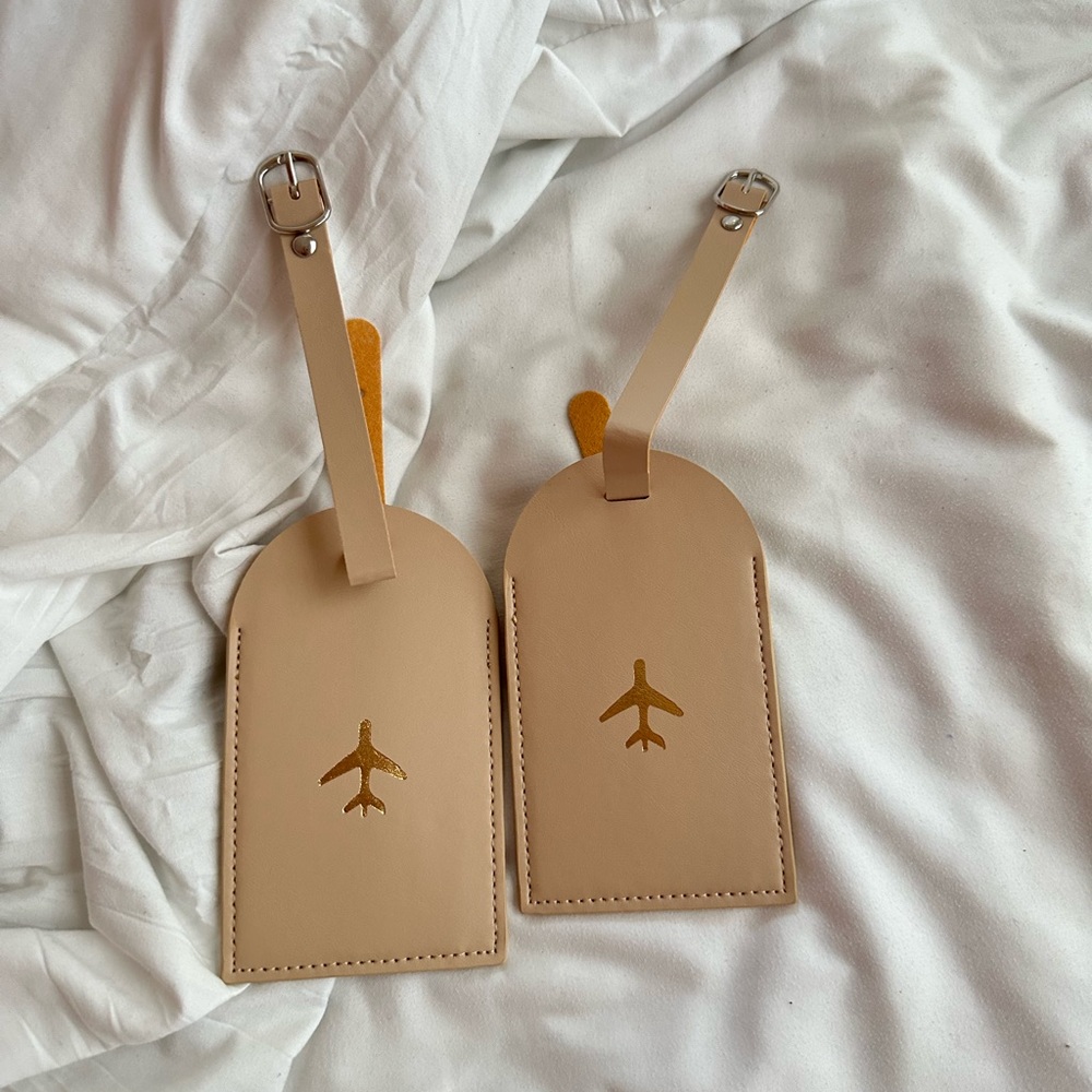 2 luggage tags